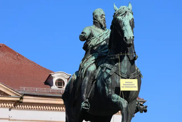 "Der Reiter auf dem Landauer Rathausplatz steht nicht zum Verkauf - noch", unterstreicht die Stadt Landau. Mit Aktionen im Stadtgebiet macht Landau am Aktionstag auf die Finanzlage der Kommunen aufmerksam. | Foto: Stadt Landau