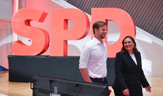 Mit den beiden Vorsitzenden will die SPD aus der Krise kommen. | Foto: Bernd Weißbrod/dpa