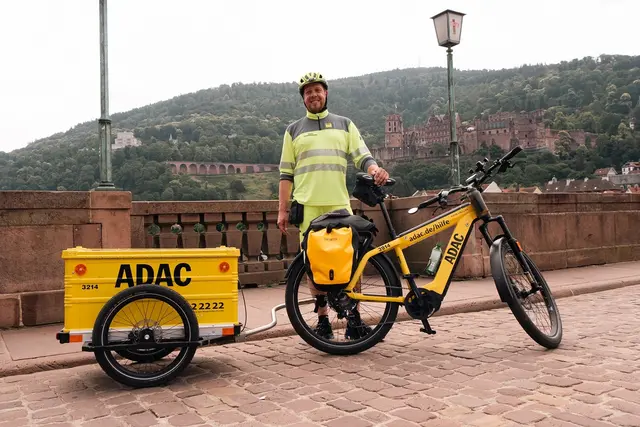 Mit E‑Bike und Anhänger im Einsatz: In Heidelberg hilft der ADAC „Gelbe Engel“ jetzt auch auf zwei Rädern – schnell, flexibel und umweltfreundlich. | Foto: ADAC Nordbaden e.V./Murat Demiral