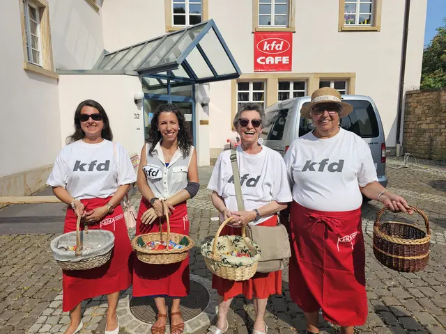 Engagiert vor Ort: Die kfd Frauen gestalten das Kerwegeschehen aktiv mit. | Foto: Eva Bender