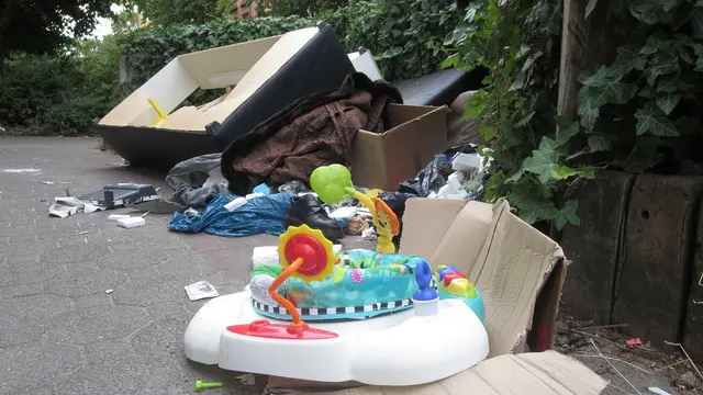 Illegale Müllablagerungen können teuer werden. Der Abfallvollzugsdienst kontrolliert dafür auch abends. | Foto: Julia Glöckner