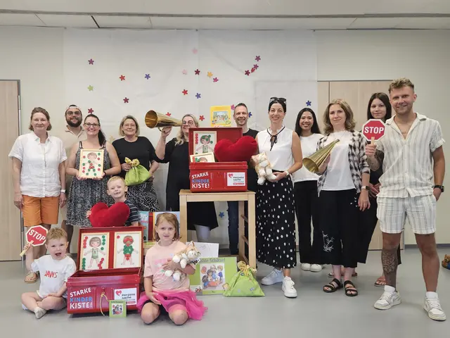 Jugenddezernentin Anja Pfeiffer (5. von rechts) sowie Vertreterinnen und Vertreter der sechs teilnehmenden Kitas begrüßen das Projekt "Starke Kinder Kiste" | Foto: Stadt Kaiserslautern