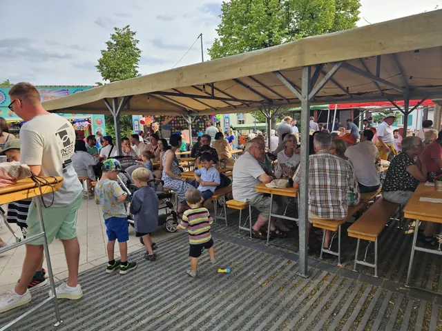 Die Weinkerwe in Königsbach zieht zahlreiche Besucherinnen und Besucher an. | Foto: Eva Bender