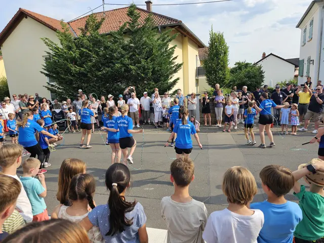 Die Rope-Skipping-Gruppe des TSV Königsbach begeistert bei der Kerweeröffnung mit ihrer Vorführung. | Foto: Eva Bender