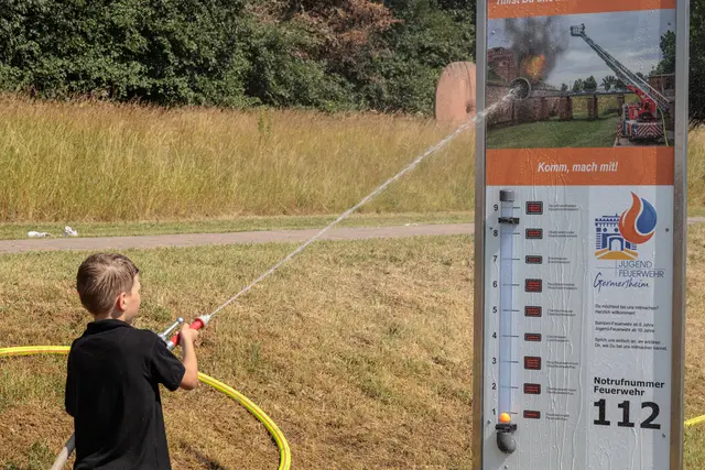 Abkühlung willkommen: Bei sommerlichen Temperaturen sorgten die Wasserspiele auf dem Internationalen Kinderfest für jede Menge Spaß und eine erfrischende Auszeit. | Foto: Paul Needham