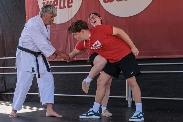 Auf der Bühne sorgten Tanzgruppen, Musikbeiträge, Kampfsportvorführungen und eine Zaubershow den ganzen Tag über für beste Unterhaltung und begeisterten das Publikum. | Foto: Paul Needham