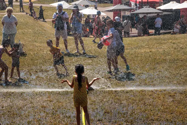 Abkühlung willkommen: Bei sommerlichen Temperaturen sorgten die Wasserspiele auf dem Internationalen Kinderfest für jede Menge Spaß und eine erfrischende Auszeit. | Foto: Paul Needham