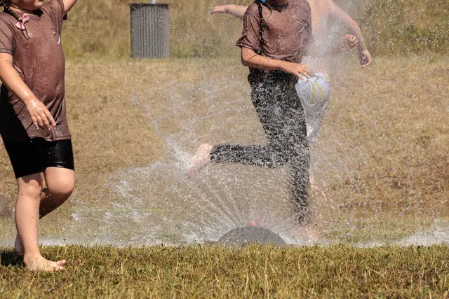 Abkühlung willkommen: Bei sommerlichen Temperaturen sorgten die Wasserspiele auf dem Internationalen Kinderfest für jede Menge Spaß und eine erfrischende Auszeit. | Foto: Paul Needham