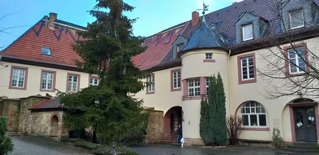Blick auf den Innenhof des historischen Gebäudekomplexes, in dem Georg von Neumayer im Jahr 1826 geboren wurde.