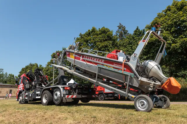 Feuerwehr, Polizei, DRK und THW präsentierten sich beim Kinderfest mit Fahrzeugen, Mitmachaktionen und spannenden Einblicken in ihre wichtige Arbeit. | Foto: Paul Needham