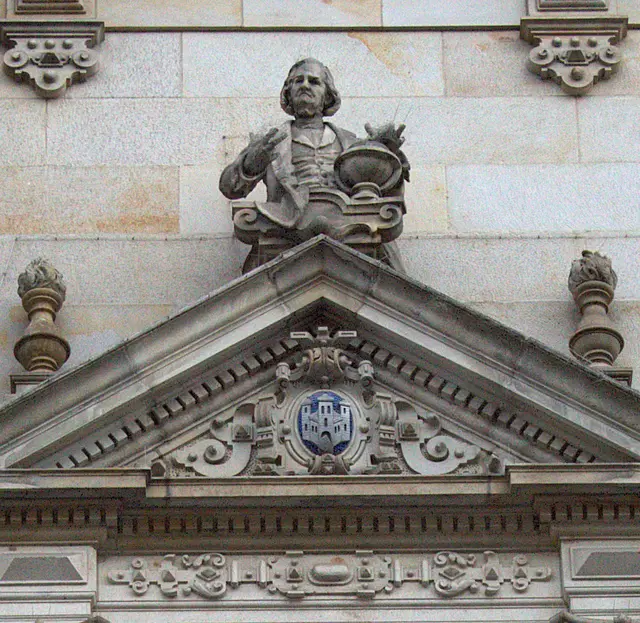 Die Skulptur des Wissenschaftlers Georg von Neumayer am Hamburger Rathaus würdigt den gebürtigen Kirchheimbolandener, der die Deutsche Seewarte zu internationaler Bedeutung führte.