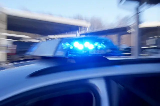 Die Polizei sperrte den Bahnhof weiträumig ab. (Symbolbild) | Foto: Marcus Brandt/dpa