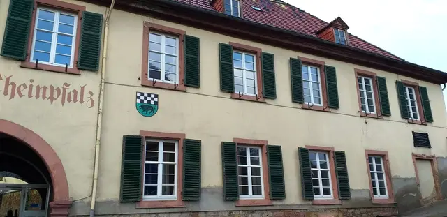 Die historische Fassade des Geburtshauses von Georg von Neumayer in Kirchheimbolanden. An dem Gebäude erinnert heute eine Gedenktafel an den berühmten Wissenschaftler.