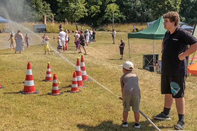 Abkühlung willkommen: Bei sommerlichen Temperaturen sorgten die Wasserspiele auf dem Internationalen Kinderfest für jede Menge Spaß und eine erfrischende Auszeit. | Foto: Paul Needham
