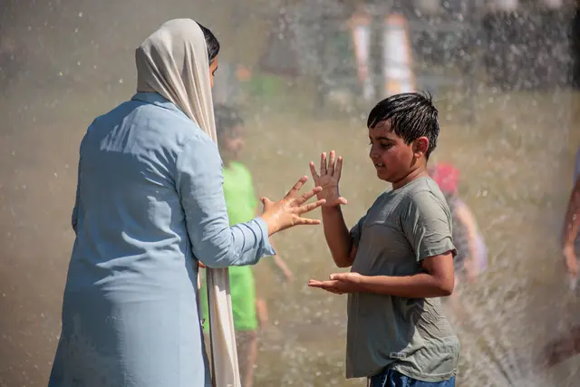 Abkühlung willkommen: Bei sommerlichen Temperaturen sorgten die Wasserspiele auf dem Internationalen Kinderfest für jede Menge Spaß und eine erfrischende Auszeit. | Foto: Paul Needham