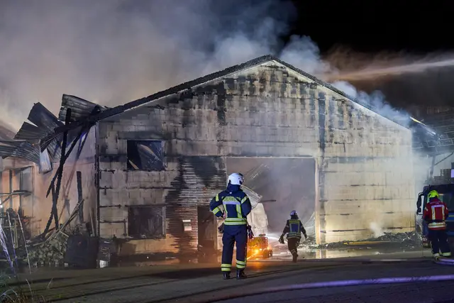 Die Zimmerei wird durch das Feuer komplett zerstört.  | Foto: Sascha Ditscher/dpa