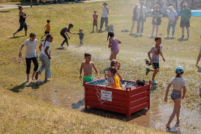 Abkühlung willkommen: Bei sommerlichen Temperaturen sorgten die Wasserspiele auf dem Internationalen Kinderfest für jede Menge Spaß und eine erfrischende Auszeit. | Foto: Paul Needham