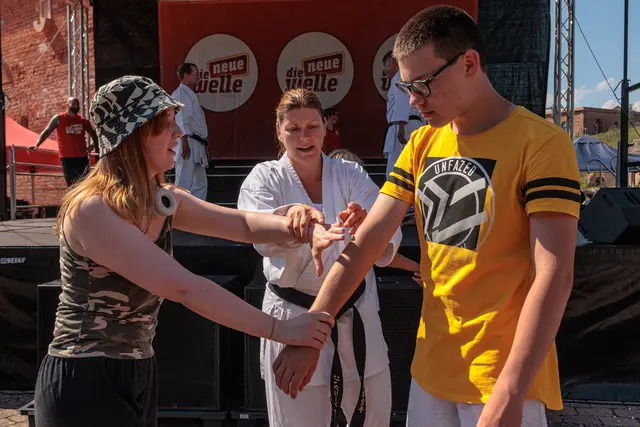 Auf der Bühne sorgten Tanzgruppen, Musikbeiträge, Kampfsportvorführungen und eine Zaubershow den ganzen Tag über für beste Unterhaltung und begeisterten das Publikum. | Foto: Paul Needham