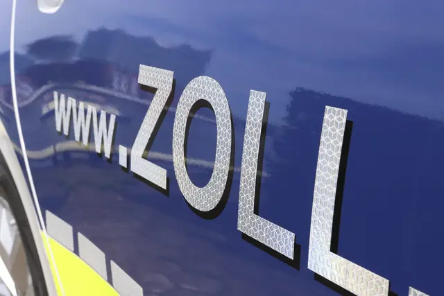 Bei einem grenzüberschreitenden Einsatz im Saarland und in Frankreich wurden zwei Beschuldigte auf Grundlage Europäischer Haftbefehle festgenommen. Das Hauptzollamt Saarbrücken und die Staatsanwaltschaft ermitteln wegen Verdachts auf Vorenthalten und Veruntreuen von Arbeitsentgelt in der Pflegebranche. | Foto: Hauptzollamt Saarbrücken