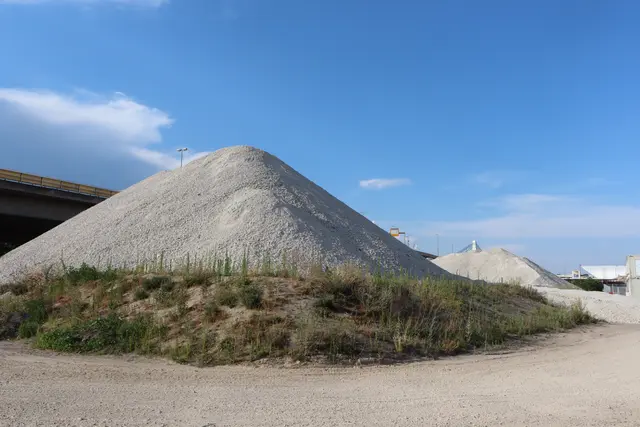 Riesiger Haufen aus recyceltem Beton von der Rathaus-Center-Baustelle auf dem Parkplatz in der Jägerstraße | Foto: Julia Glöckner
