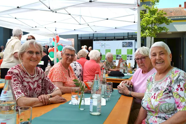 Hilde Hermanni, Waltraud Wilken, Gertrud Schwarz und Karin Venuleth (von links) feiern 20 Jahre PS:Patio. Jeden Donnerstag treffen sich die vier Frauen beim Gymnastikkurs für Senioren im Quartierszentrum P11. | Foto: Frank Schäfer