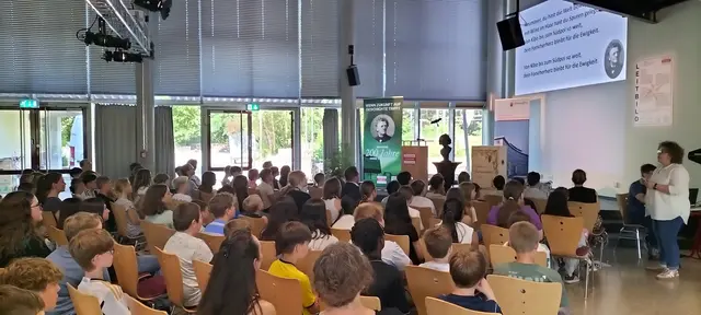 "Spuren im Eis" - der Neumayersong zum 200. Geburtstag des großen Forschers und Namensgeber der Realschule Kirchheimbolanden | Foto: Neumayerschule