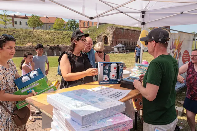 Ob Basteln, Klettern oder Mitmachaktionen – beim Kinderfest gab es für die jungen Besucherinnen und Besucher an jeder Ecke etwas zu entdecken. | Foto: Paul Needham