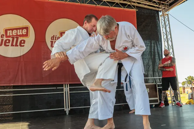 Auf der Bühne sorgten Tanzgruppen, Musikbeiträge, Kampfsportvorführungen und eine Zaubershow den ganzen Tag über für beste Unterhaltung und begeisterten das Publikum. | Foto: Paul Needham