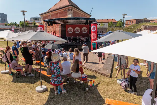 Auf der Bühne sorgten Tanzgruppen, Musikbeiträge, Kampfsportvorführungen und eine Zaubershow den ganzen Tag über für beste Unterhaltung und begeisterten das Publikum. | Foto: Paul Needham