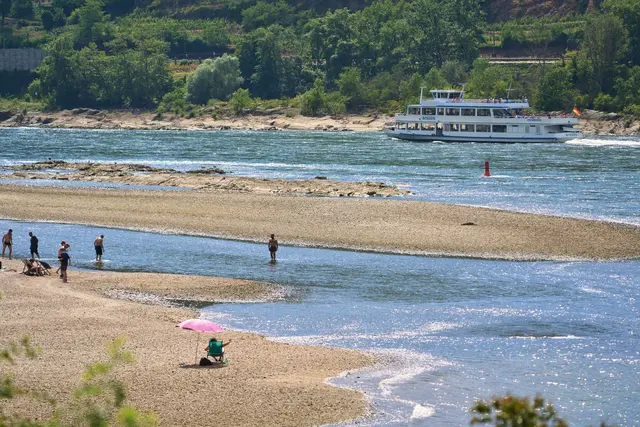 Das heiße und schwüle Sommerwetter strengt viele Menschen an.  | Foto: Thomas Frey/dpa