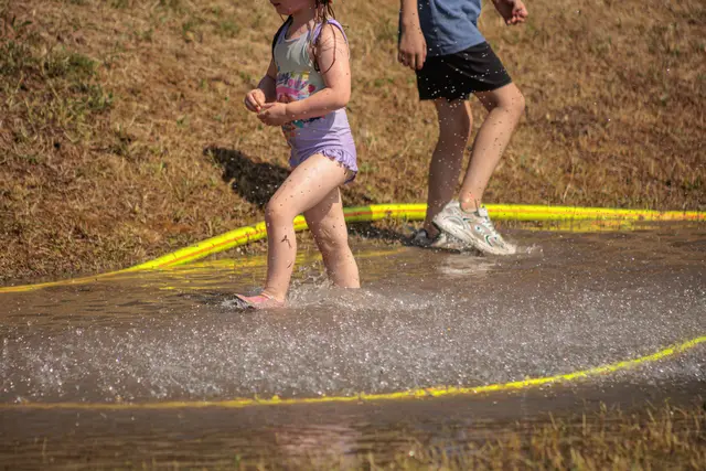 Abkühlung willkommen: Bei sommerlichen Temperaturen sorgten die Wasserspiele auf dem Internationalen Kinderfest für jede Menge Spaß und eine erfrischende Auszeit. | Foto: Paul Needham