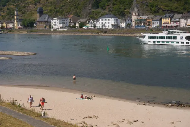 Das heiße und schwüle Sommerwetter strengt viele Menschen an.  | Foto: Thomas Frey/dpa