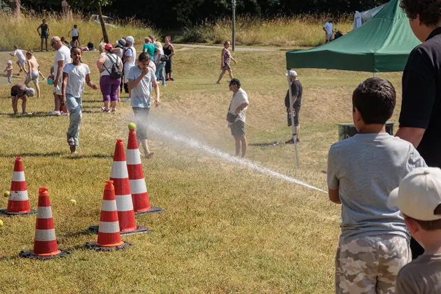 Abkühlung willkommen: Bei sommerlichen Temperaturen sorgten die Wasserspiele auf dem Internationalen Kinderfest für jede Menge Spaß und eine erfrischende Auszeit. | Foto: Paul Needham