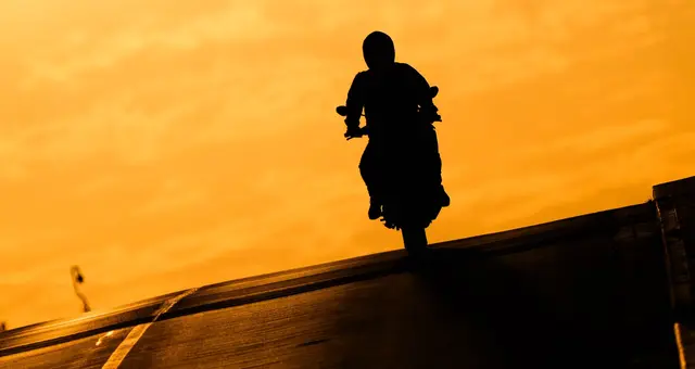 Von einer Schuldzuweisung an Motorradfahrern hält Unfallchirurg Grützner wenig. (Archivbild) | Foto: Julian Stratenschulte/dpa