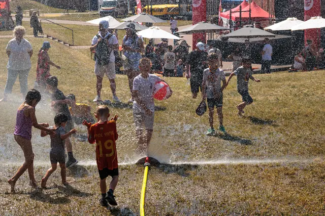Abkühlung willkommen: Bei sommerlichen Temperaturen sorgten die Wasserspiele auf dem Internationalen Kinderfest für jede Menge Spaß und eine erfrischende Auszeit. | Foto: Paul Needham
