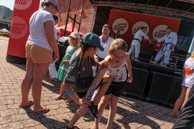 Auf der Bühne sorgten Tanzgruppen, Musikbeiträge, Kampfsportvorführungen und eine Zaubershow den ganzen Tag über für beste Unterhaltung und begeisterten das Publikum. | Foto: Paul Needham