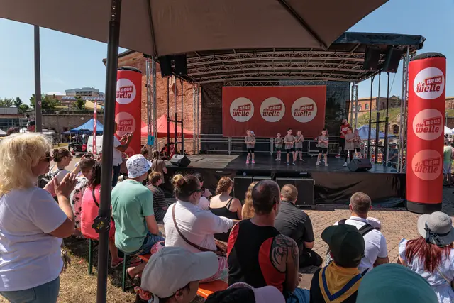 Auf der Bühne sorgten Tanzgruppen, Musikbeiträge, Kampfsportvorführungen und eine Zaubershow den ganzen Tag über für beste Unterhaltung und begeisterten das Publikum. | Foto: Paul Needham