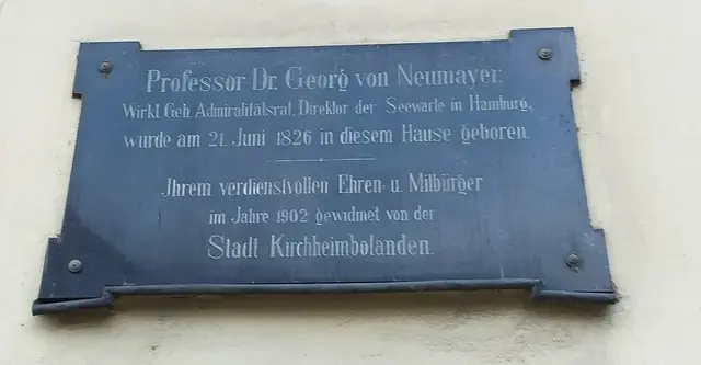Eine Gedenktafel am Geburtshaus erinnert an Dr. Georg von Neumayer, der als Geophysiker, Meteorologe und Wegbereiter der deutschen Polarforschung internationale Bedeutung erlangte.