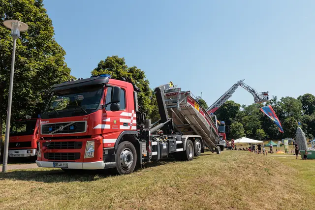 Feuerwehr, Polizei, DRK und THW präsentierten sich beim Kinderfest mit Fahrzeugen, Mitmachaktionen und spannenden Einblicken in ihre wichtige Arbeit. | Foto: Paul Needham