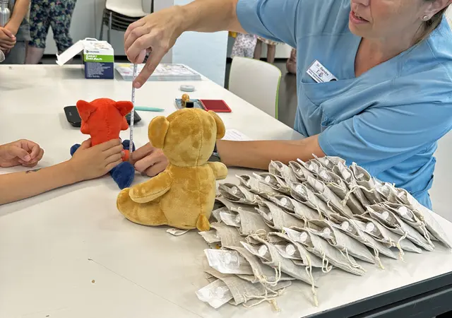 In der „Teddy-Klinik“ werden natürlich auch kleine Drachen untersucht | Foto: Städtisches Krankenhaus Pirmasens