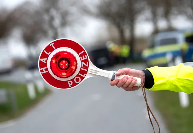 Den Beamten fiel der überbesetzte Wagen bei einer Kontrolle auf. (Symbolbild) | Foto: Daniel Bockwoldt/dpa