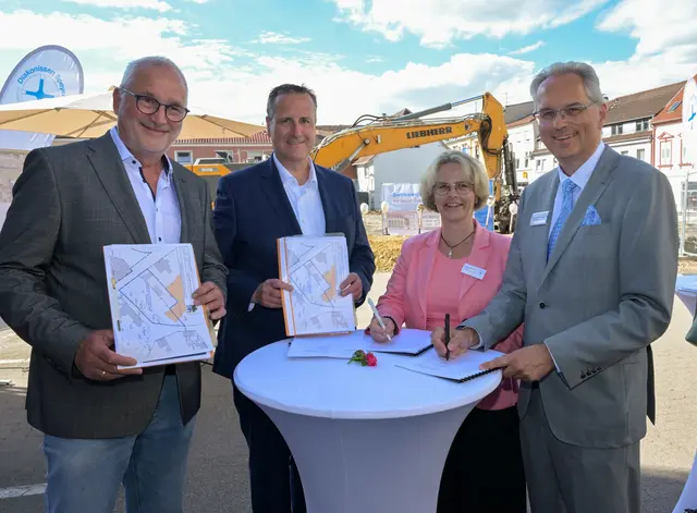 Unterzeichnung Durchführungsvertrag zum Bebauungsplan (von links): Michael Ruther (1. Beigeordneter Stadt Kirchheimbolanden), Dr. Marc Muchow (Bürgermeister Stadt Kirchheimbolanden), Bianca Pfeuffer (Vorstand Unternehmensentwicklung Diakonissen Speyer) und Udo Langenbacher (Vorstand Finanzen Diakonissen Speyer)
 | Foto: Diakonissen Speyer/Klaus Landry/gratis