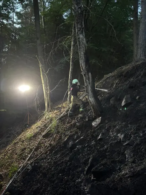 Erst im Laufe des Sonntagvormittags konnte das Feuer endgültig gelöscht werden. Insgesamt waren 58 Einsatzkräfte im Einsatz. | Foto: Feuerwehr Kaiserslautern
