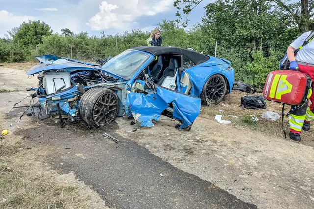 Warum der Wagen von der Fahrbahn abkam, ist laut Polizei noch unklar.  | Foto: Jason Tschepljakow/dpa
