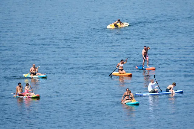 Sie frieren wohl kaum: Stand-up-Paddler in der Sommerhitze auf der Mosel.  | Foto: Thomas Frey/dpa