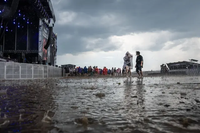 Die Besucher müssen immer wieder dem Regen trotzen.  | Foto: Silas Stein/dpa