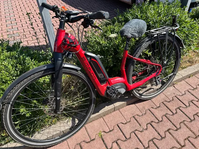 Auf dem Parkplatz des Wasgau-Marktes in Maikammer ist eine 76-jährige Fahrradfahrerin von einem Auto erfasst und verletzt worden. Die Frau kam nach dem Sturz ins Krankenhaus, die Polizei ermittelt gegen den 73-jährigen Autofahrer. | Foto: Polizeidirektion Landau