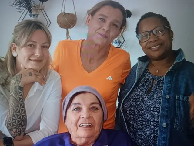 v.l.n.r.: Jasmin Wehrle (Schriftführerin), Petra Mazreku (1. Vorsitzende), Diarraye Camara (2. Vorsitzende); vorne: Erika Häfner (Kassenwart) mit Vereinshund Samy auf dem Schoß | Foto: Gunter Bohrer