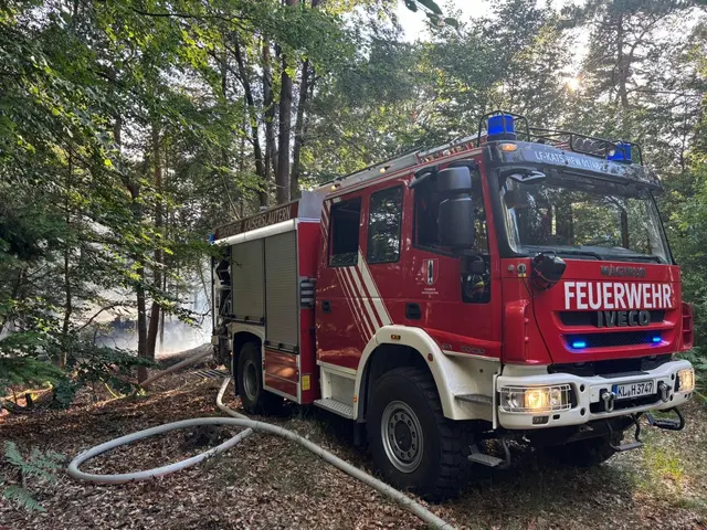 Löschwasser musste mit geländegängigen Tankfahrzeugen im Pendelverkehr zur Einsatzstelle gebracht werden. | Foto: Feuerwehr Kaiserslautern