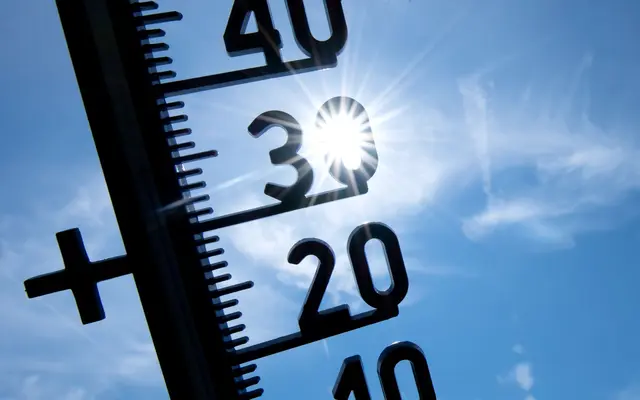 Wenn die Sonne brennt, ist die Aufnahme von Flüssigkeit sehr wichtig - doch nicht nur das. (Symbolfoto) | Foto: Sven Hoppe/dpa